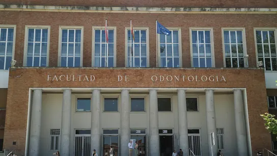 El Gobierno recupera las becas Medrano que eliminó Rajoy: 900 euros al mes para estudiar en universidades de otra ciudad magen de archivo (06/06/2025) Estudiantes en el exterior de la Facultad de Odontología, en el campus de la Universidad Complutense Madrid.
