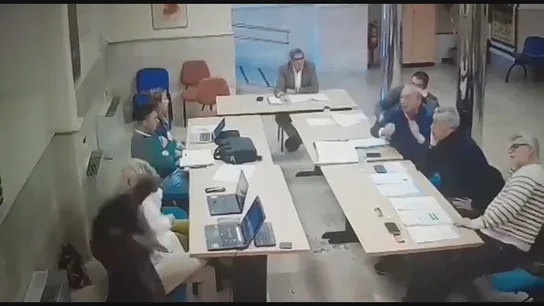 Un concejal del PSOE lanza un vaso de cristal con café a la cara del portavoz de Vox en Aranjuez al grito de "fascista" Un concejal del PSOE lanza un vaso de cristal con café a la cara del portavoz de Vox en Aranjuez al grito de "fascista"