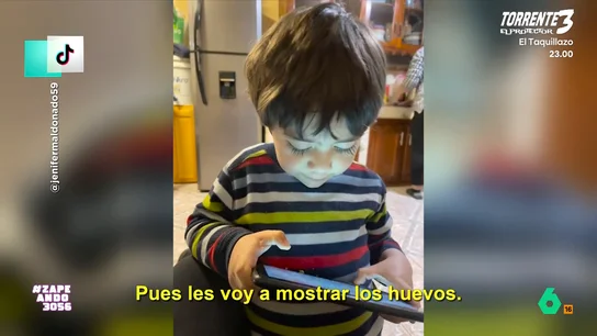 Así responde un niño cuando su madre le dice que si se deja el pelo largo le confundirán con una niña: "Pues les muestro los huevos" Zapeando analiza el divertido vídeo de un niño que le dice a su madre que se quiere dejar el pelo largo y no le importa que le confundan con una niña: "Pues les voy a mostrar los huevos", afirma.