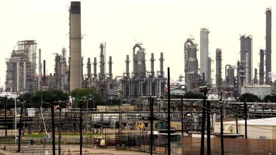 Vista de la refiner&iacute;a de la petrolera anglo-holandesa Royal Dutch Shell en Bayton (Texas, EEUU) en una imagen de archivo .