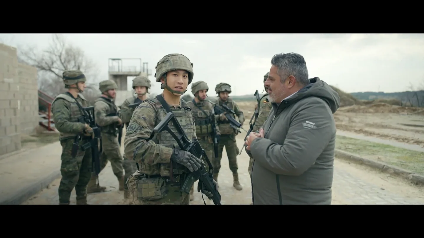 "Se lo tomaron muy mal": Li explica a Jalis de la Serna cómo reaccionó su familia china a su entrada en el Ejército Español "Se lo tomaron muy mal": Li explica a Jalis de la Serna cómo reaccionó su familia china a su entrada en el Ejército Español