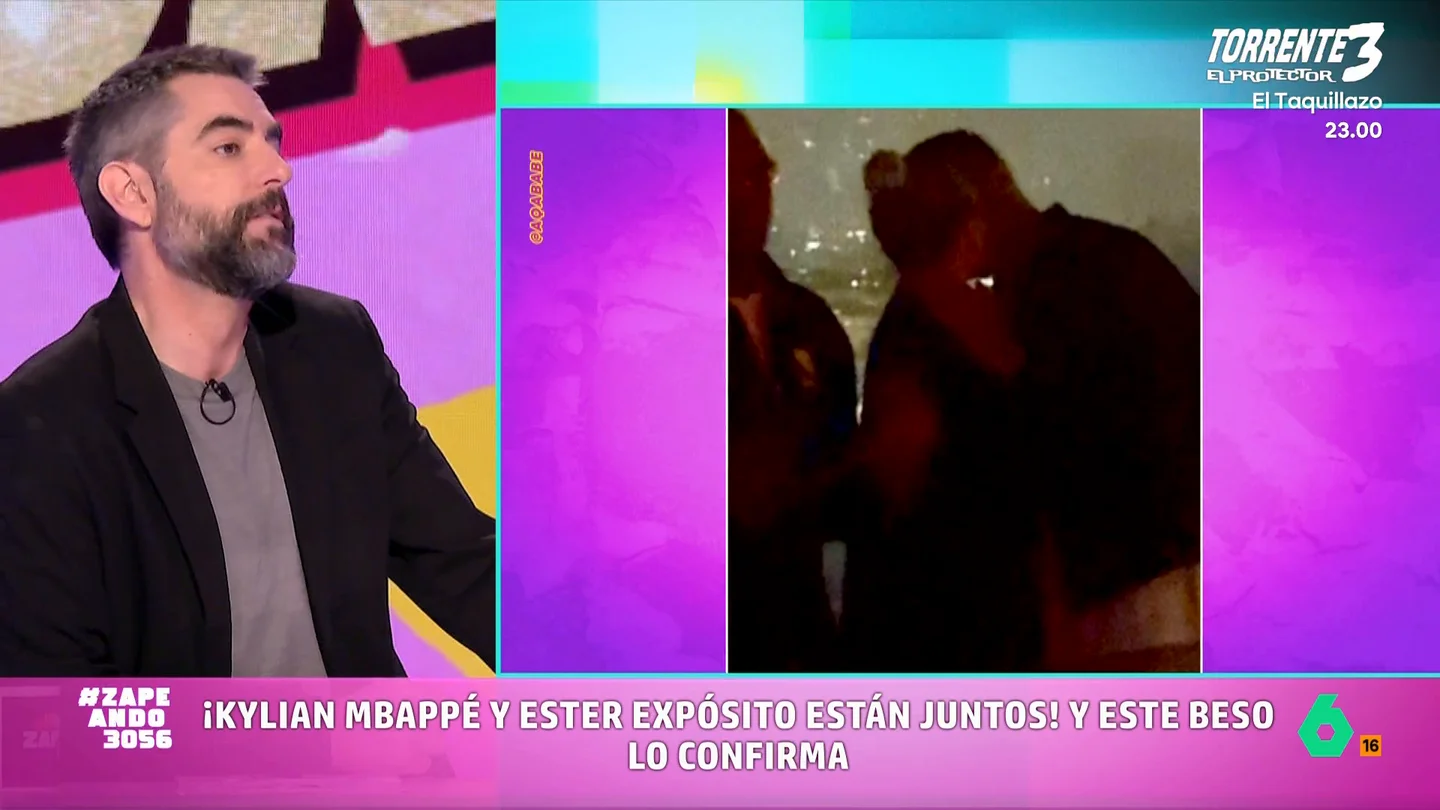 Dani Mateo pide el 'VAR' en la foto del 'beso' de Mbappé y Ester Expósito Zapeando analiza las imágenes que confirmaría que Mbappé y Ester Expósito estarían saliendo. Un fin de semana en París donde, según Quique Peinado, el futbolista "dijo que iba al médico y en realidad iba a jugar a los médicos".