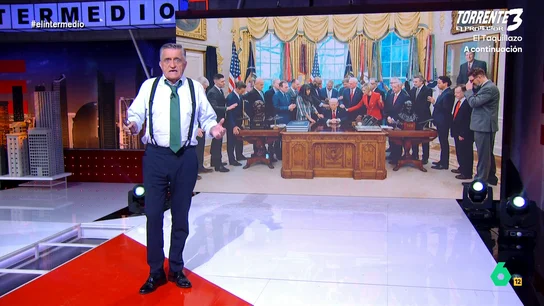 Wyoming, al ver a Trump rodeado de líderes religiosos: "Su administración está impregnada de fanatismo" El presidente estadounidense sorprendía con una fotografía tomada en el despacho oval. En ella se le puede ver rodeado de 20 líderes cristianos evangélicos que están rezando por él, sentado en el centro.