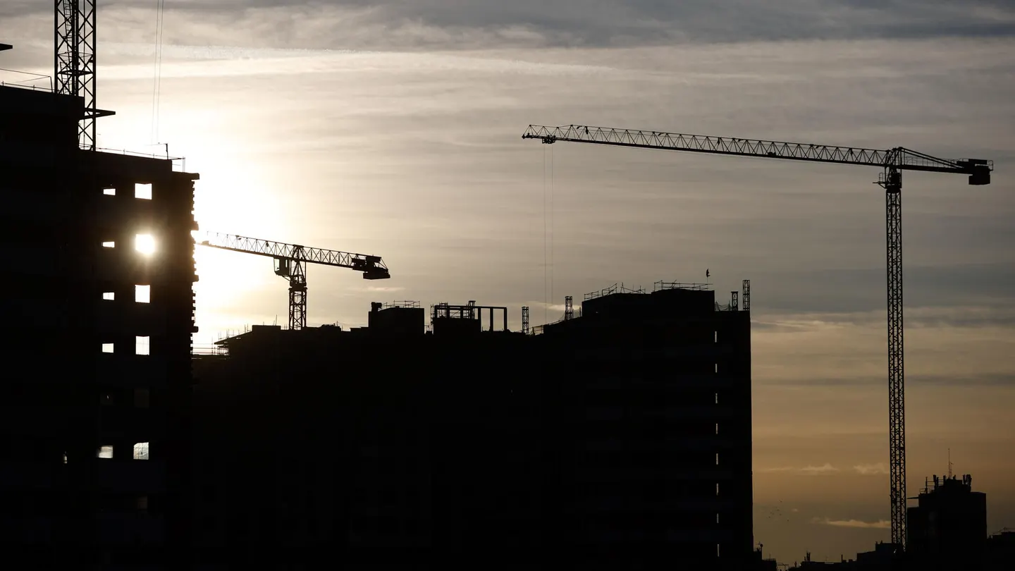 Vista de un bloque de viviendas en construcción en la calle San Epifanio el barrio Imperial de Madrid Vista de un bloque de viviendas en construcción en la calle San Epifanio el barrio Imperial de Madrid