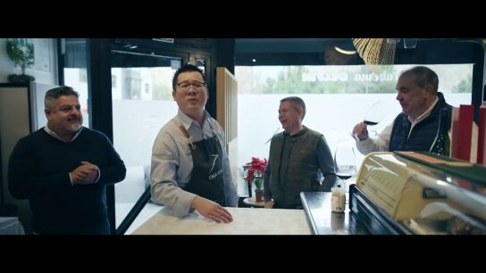 "Se llama 'el bandido', nosotros 'el todo a 100'": los clientes de Iv&aacute;n reconocen su "sacrificio" por integrarse en la cultura local