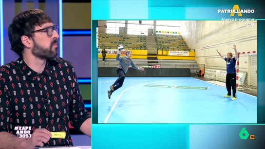 La foto de Alberto Núñez Feijóo jugando al balonmano con 'dardo' para Almeida: "Aprende" Alberto Núñez Feijóo rememoraba su juventud jugando al balonmano en Segovia, donde compartía una foto en las redes sociales donde, según María Gómez, "podría ser Urdangarin jugando de paisano".