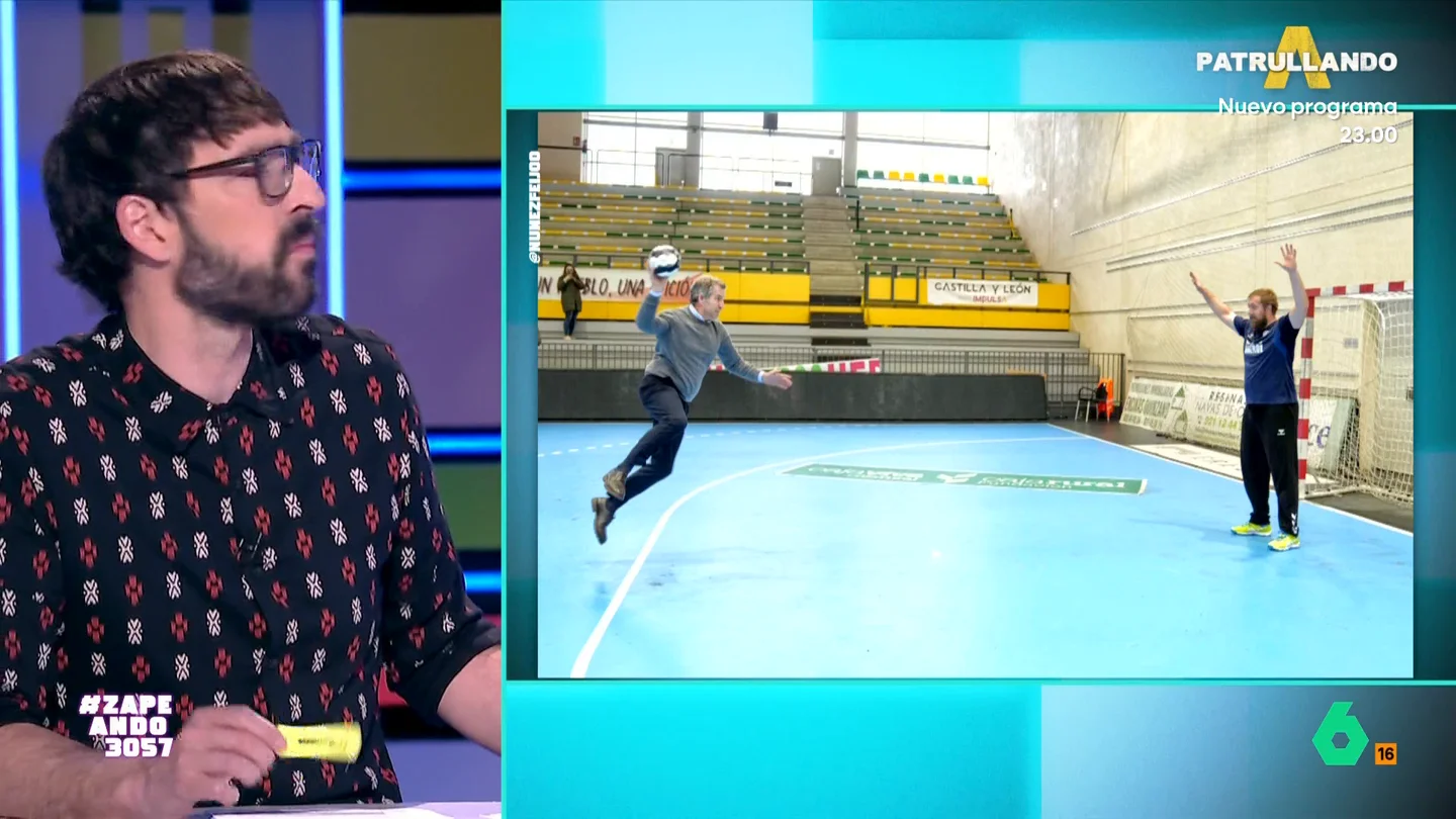 La foto de Alberto Núñez Feijóo jugando al balonmano con 'dardo' para Almeida: "Aprende" Alberto Núñez Feijóo rememoraba su juventud jugando al balonmano en Segovia, donde compartía una foto en las redes sociales donde, según María Gómez, "podría ser Urdangarin jugando de paisano".