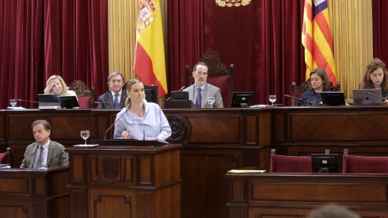 Marga Prohens en un pleno del Parlament balear