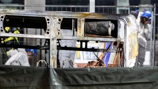 Imagen del autob&uacute;s incendiado en Suiza que ha dejado seis muertos