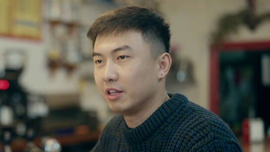 Jalis de la Serna acompa&ntilde;a al 'chino sevillano' en un d&iacute;a al frente de su bazar