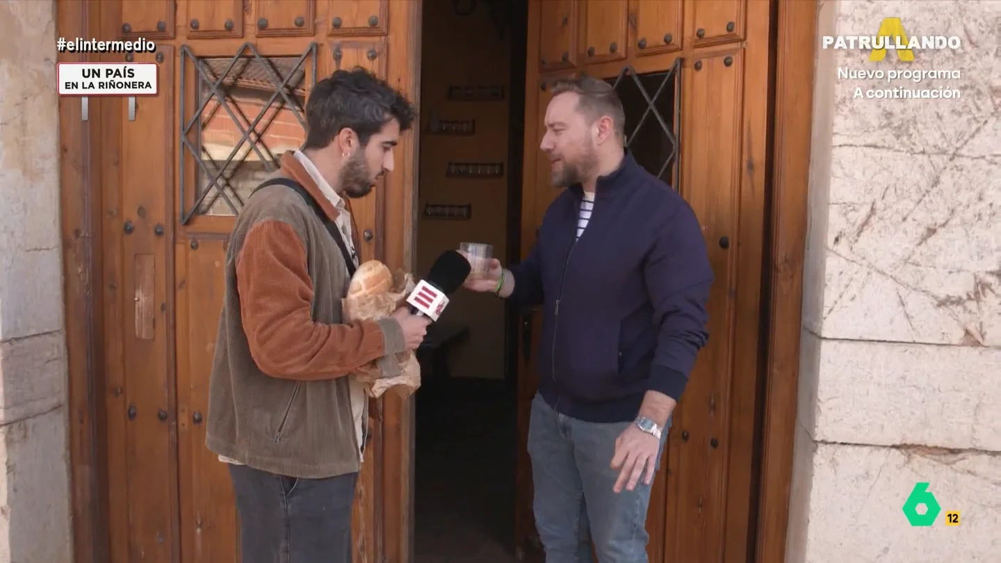 Isma Juárez recorre Mayorga para que el alcalde le rellene el bocadillo "de forma solvente" y gratis El reportero ha visitado este pueblo de Castilla y León que, además, cuenta con un museo dedicado al pan. Además de probar el pan más popular de la zona, el candeal, ha aprendido a elaborar galletas.