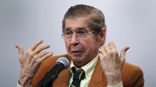 Fotografía de archivo que muestra al escritor peruano Alfredo Bryce Echenique hablando en un acto en Lima (Perú). Fotografía de archivo que muestra al escritor peruano Alfredo Bryce Echenique hablando en un acto en Lima (Perú).