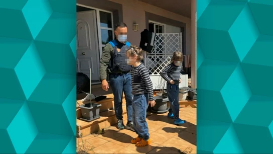 Imagen de dos de los pequeños junto a los agentes el día de su liberación Imagen de dos de los pequeños junto a los agentes el día de su liberación