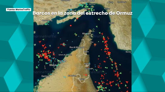 Barcos navegando por la zona del estrecho de Ormuz este martes