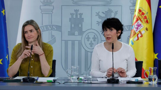 La vicepresidenta tercera y ministra para la Transici&oacute;n Ecol&oacute;gica y el Reto Demogr&aacute;fico, Sara Aagesen, y la ministra de Inclusi&oacute;n, Seguridad Social y Migraciones y portavoz del Gobierno, Elma Saiz, en una rueda de prensa posterior a la reuni&oacute;n del Consejo de Ministros, este martes, en Madrid. 