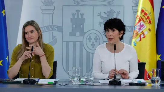 La vicepresidenta tercera y ministra para la Transición Ecológica y el Reto Demográfico, Sara Aagesen, y la ministra de Inclusión, Seguridad Social y Migraciones y portavoz del Gobierno, Elma Saiz, en una rueda de prensa posterior a la reunión del Consejo de Ministros, este martes, en Madrid. La vicepresidenta tercera y ministra para la Transición Ecológica y el Reto Demográfico, Sara Aagesen, y la ministra de Inclusión, Seguridad Social y Migraciones y portavoz del Gobierno, Elma Saiz, en una rueda de prensa posterior a la reunión del Consejo de Ministros, este martes, en Madrid.