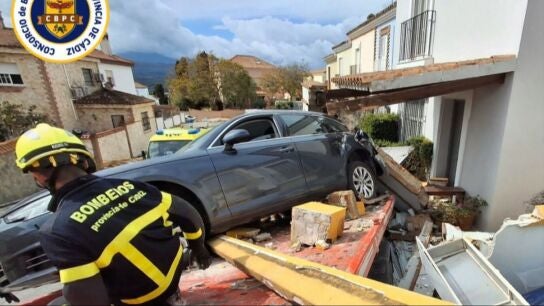El suceso ha ocurrido en Los Barrios, C&aacute;diz, cuando una gr&uacute;a que transportaba un coche, perdi&oacute; el control y acab&oacute; empotrada en el porche de una vivienda. La principal hip&oacute;tesis es un fallo en los frenos. Afortunadamente, no hay heridos.
