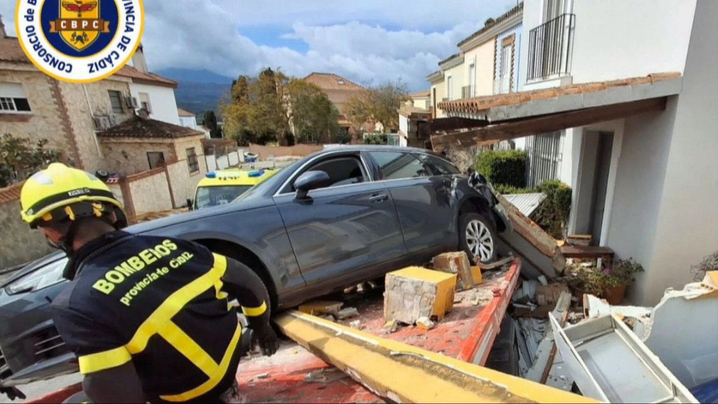 Una grúa se empotra en una casa de Los Barrios y obliga a los Bomberos a asegurar la estructura El suceso ha ocurrido en Los Barrios, Cádiz, cuando una grúa que transportaba un coche, perdió el control y acabó empotrada en el porche de una vivienda. La principal hipótesis es un fallo en los frenos. Afortunadamente, no hay heridos.