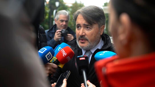 El abogado de la madre de los menores, Javier Mu&ntilde;oz, atiende a los medios a su llegada a la segunda jornada en la Audiencia Provincial de Oviedo