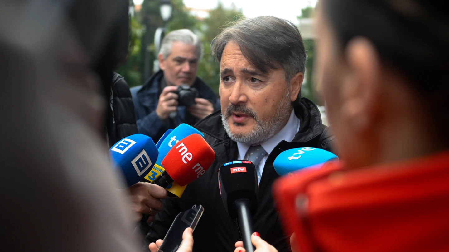 El abogado de la madre de los menores, Javier Muñoz, atiende a los medios a su llegada a la segunda jornada en la Audiencia Provincial de Oviedo El abogado de la madre de los menores, Javier Muñoz, atiende a los medios a su llegada a la segunda jornada en la Audiencia Provincial de Oviedo
