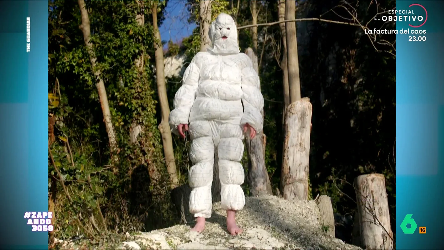 Un artista se mete en el Támesis con un traje de pañales y acaba con una infección por orina de rata Quique Peinado nos cuenta en este vídeo la historia de un artista que se quiso zambullir en el Támesis para protestar por la contaminación del agua y terminó con una infección provocada por la orina de los animales, principalmente ratas.