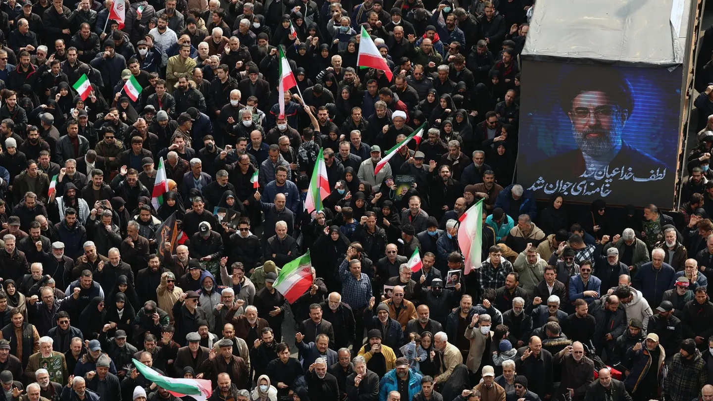 Iraníes se reúnen junto a un cartel del nuevo líder supremo iraní durante un funeral multitudinario por los comandantes del Cuerpo de la Guardia Revolucionaria de Irán (CGRI) que murieron durante la guerra entre Irán, Estados Unidos e Israel en Teherán. Iraníes se reúnen junto a un cartel del nuevo líder supremo iraní durante un funeral multitudinario por los comandantes del Cuerpo de la Guardia Revolucionaria de Irán (CGRI) que murieron durante la guerra entre Irán, Estados Unidos e Israel en Teherán.