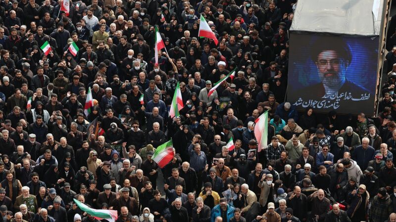 Iran&iacute;es se re&uacute;nen junto a un cartel del nuevo l&iacute;der supremo iran&iacute; durante un funeral multitudinario por los comandantes del Cuerpo de la Guardia Revolucionaria de Ir&aacute;n (CGRI) que murieron durante la guerra entre Ir&aacute;n, Estados Unidos e Israel en Teher&aacute;n. 