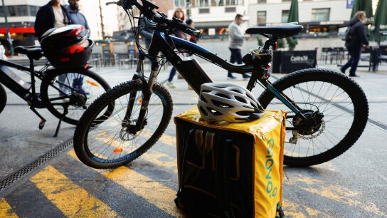 Imagen de archivo de repartos de Glovo en una plaza de Madrid.