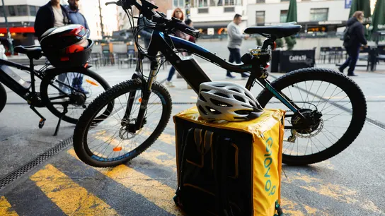 Imagen de archivo de repartos de Glovo en una plaza de Madrid. Imagen de archivo de repartos de Glovo en una plaza de Madrid.