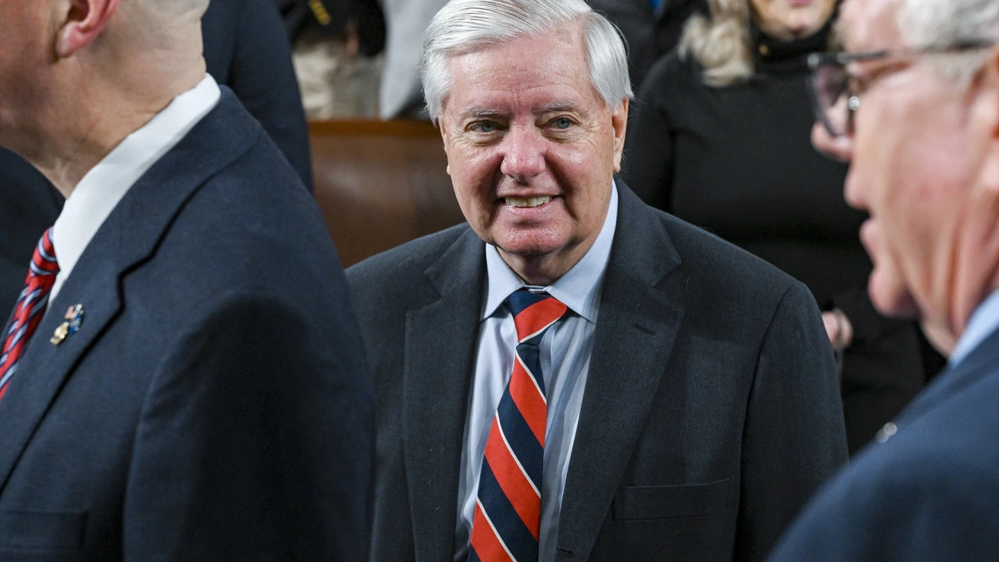 El senador republicano Lindsey Graham sueña con ganar dinero en la guerra de Irán: "Tendremos un nuevo Medio Oriente y ganaremos un montón de dinero" El senador republicano Lindsey Graham sueña con ganar dinero en la guerra de Irán: "Tendremos un nuevo Medio Oriente y ganaremos un montón de dinero"