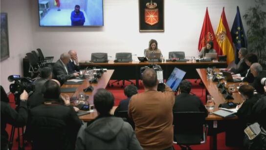 Koldo Garc&iacute;a durante su intervenci&oacute;n en la comisi&oacute;n de investigaci&oacute;n del Parlamento de Navarra desde la c&aacute;rcel 