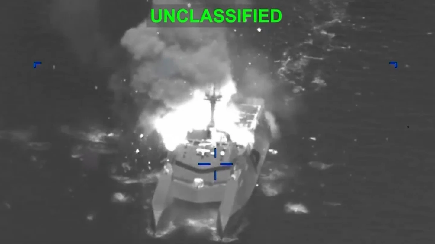 Imagen de archivo de un vídeo difundido por EEUU sobre sus ataques a barcos mineros. Imagen de archivo de un vídeo difundido por EEUU sobre sus ataques a barcos mineros.