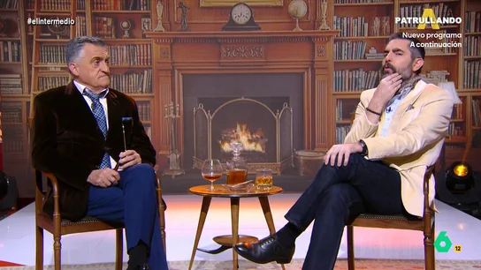 La reacción de Dani Mateo al saber que el rey Juan Carlos quiere ser enterrado con los Reyes Católicos Wyoming y Dani Mateo se convierten en 'Los Aristorrancios' y en este vídeo analizan cómo está pasando el rey emérito estos tensos días en Abu Dabi desde la exclusiva suite de un hotel y su deseo de ser enterrado en Granada.