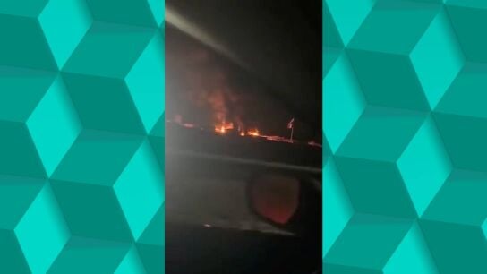 El fuego y el humo se elevan despu&eacute;s de un presunto ataque con drones en una base militar en Makhmour