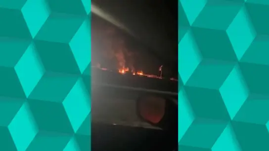 El fuego y el humo se elevan después de un presunto ataque con drones en una base militar en Makhmour El fuego y el humo se elevan después de un presunto ataque con drones en una base militar en Makhmour