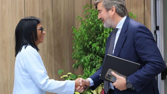 La presidenta encargada de Venezuela, Delcy Rodr&iacute;guez, con el consejero delegado de la espa&ntilde;ola Repsol Josu Jon Imaz este jueves, en Caracas (Venezuela).
