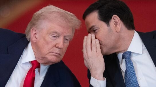 El presidente de Estados Unidos, Donald Trump, escucha al secretario de Estado, Marco Rubio.