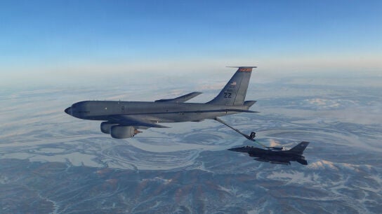 Un caza F-16 del Comando de Defensa Aeroespacial de Estados Unidos se reabastece de combustible desde un KC-135 Stratotanker