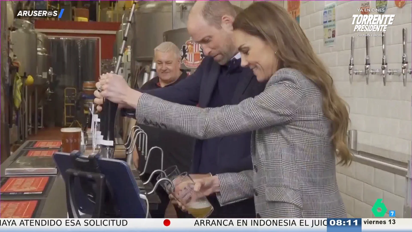 Kate Middleton y el príncipe Guillermo echan cañas y ponen cafés en un mercadillo: "La pobre iba mirando cómo funcionaba" Kate Middleton y el príncipe Guillermo echan cañas y ponen cafés en un mercadillo: "La pobre iba mirando cómo funcionaba"