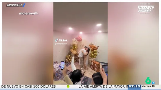 Una suegra se intenta colar en el abrazo de una pareja por su 'gender reveal' y termina placada por los invitados Una suegra se intenta colar en el abrazo de una pareja por su 'gender reveal' y termina placada por los invitados