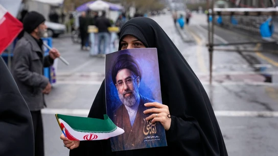 Una mujer sostiene una fotografía del líder supremo de Irán, el ayatolá Mojtaba Jamenei, durante la manifestación anual del Día de Al-Quds Una mujer sostiene una fotografía del líder supremo de Irán, el ayatolá Mojtaba Jamenei, durante la manifestación anual del Día de Al-Quds