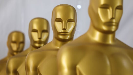 Varias estatuillas de los Premios Oscar