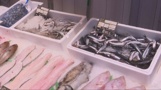 Imagen del precio del pescado en una pescader&iacute;a
