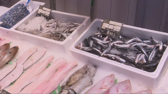 Imagen del precio del pescado en una pescadería Imagen del precio del pescado en una pescadería