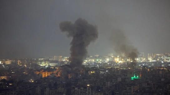 Columnas de humo se elevan tras los ataques israelíes en los suburbios del sur de Beirut. Columnas de humo se elevan tras los ataques israelíes en los suburbios del sur de Beirut.