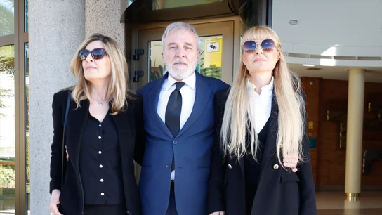 Natalia, Fernando y Cayetana Guillén Cuervo en el Tanatorio Parcesa La Paz de Tres Cantos, para dar el último adiós a Gemma Cuervo en Tres Cantos, Madrid (España). Natalia, Fernando y Cayetana Guillén Cuervo en el Tanatorio Parcesa La Paz de Tres Cantos, para dar el último adiós a Gemma Cuervo en Tres Cantos, Madrid (España).