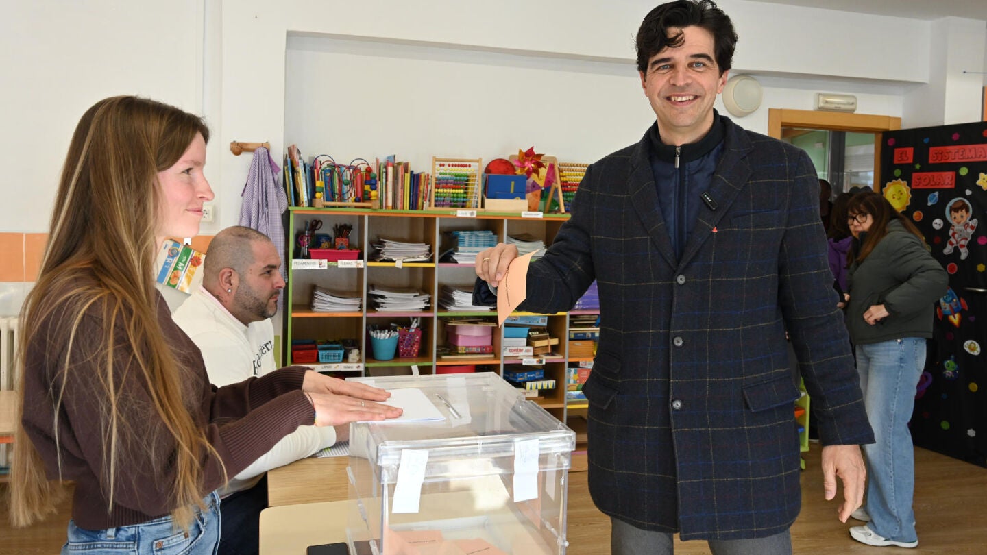 El candidato de la coalición En Común, Juan Gascón, vota en Palencia.