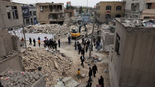 Ciudadanos iran&iacute;es en una zona atacada por Israel y Estados Unidos en Teher&aacute;n.