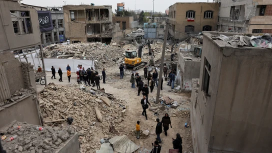 Ciudadanos iraníes en una zona atacada por Israel y Estados Unidos en Teherán. Ciudadanos iraníes en una zona atacada por Israel y Estados Unidos en Teherán.