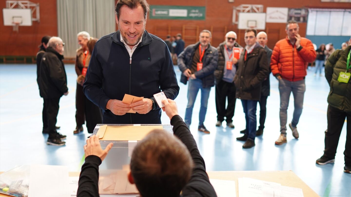Óscar Puente ejerce su derecho al voto en Valladolid.